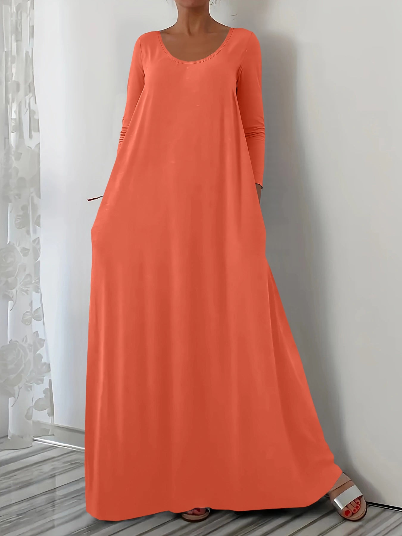 Długa sukienka z okrągłym dekoltem i długimi rękawami