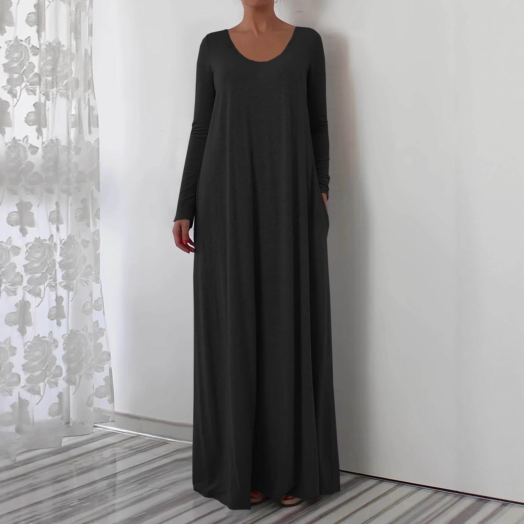 Długa sukienka z okrągłym dekoltem i długimi rękawami