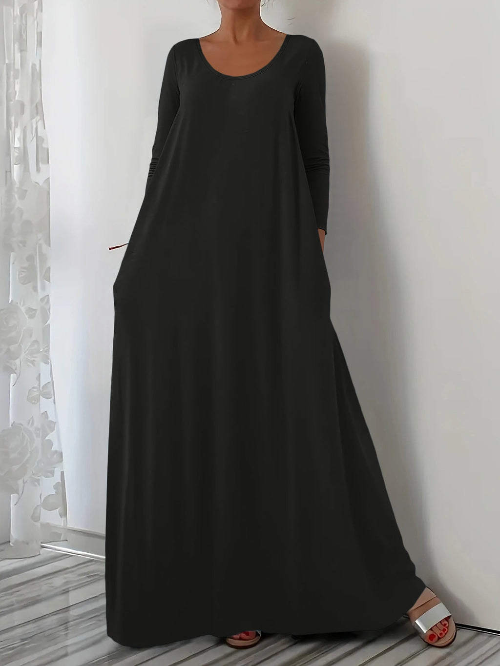 Długa sukienka z okrągłym dekoltem i długimi rękawami