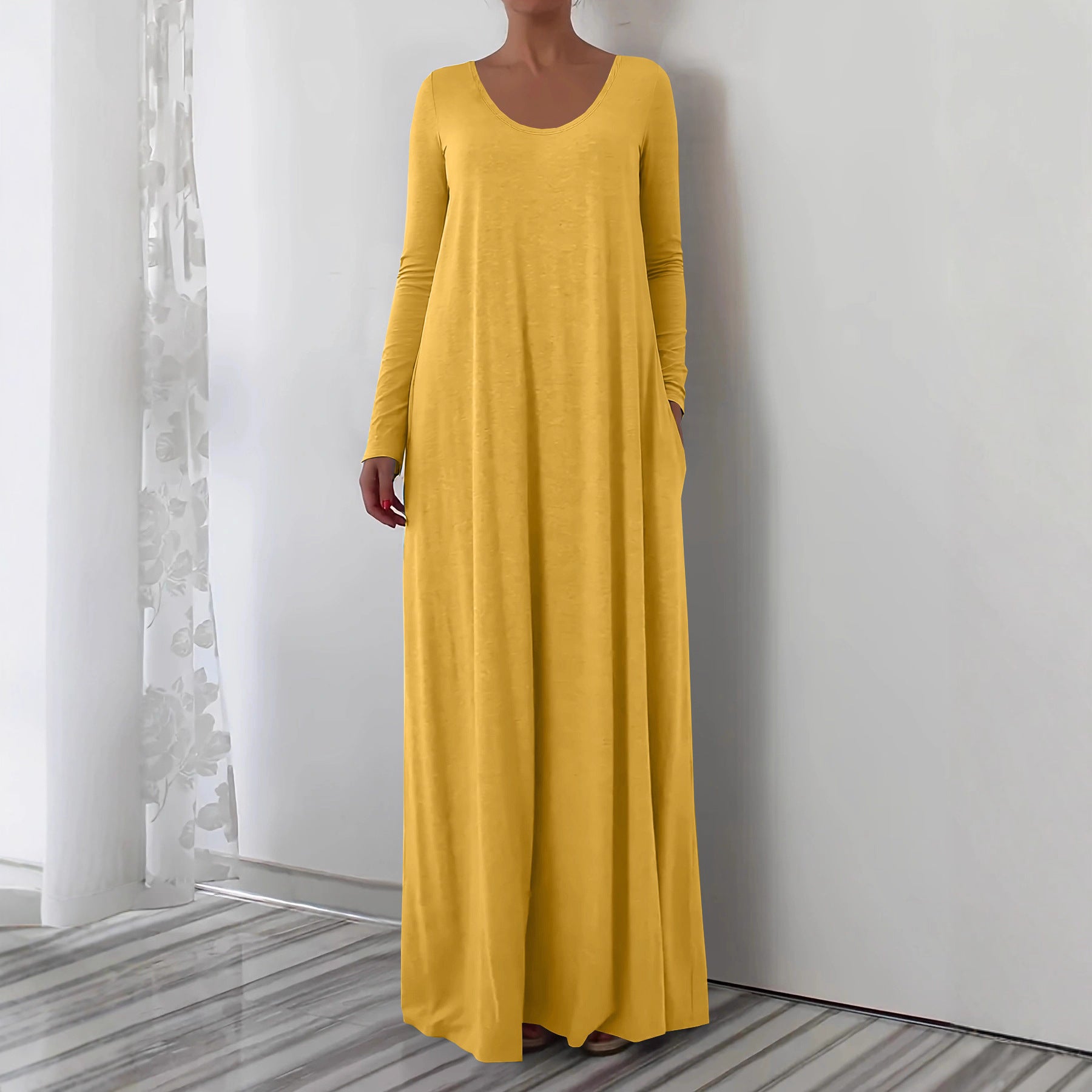 Długa sukienka z okrągłym dekoltem i długimi rękawami