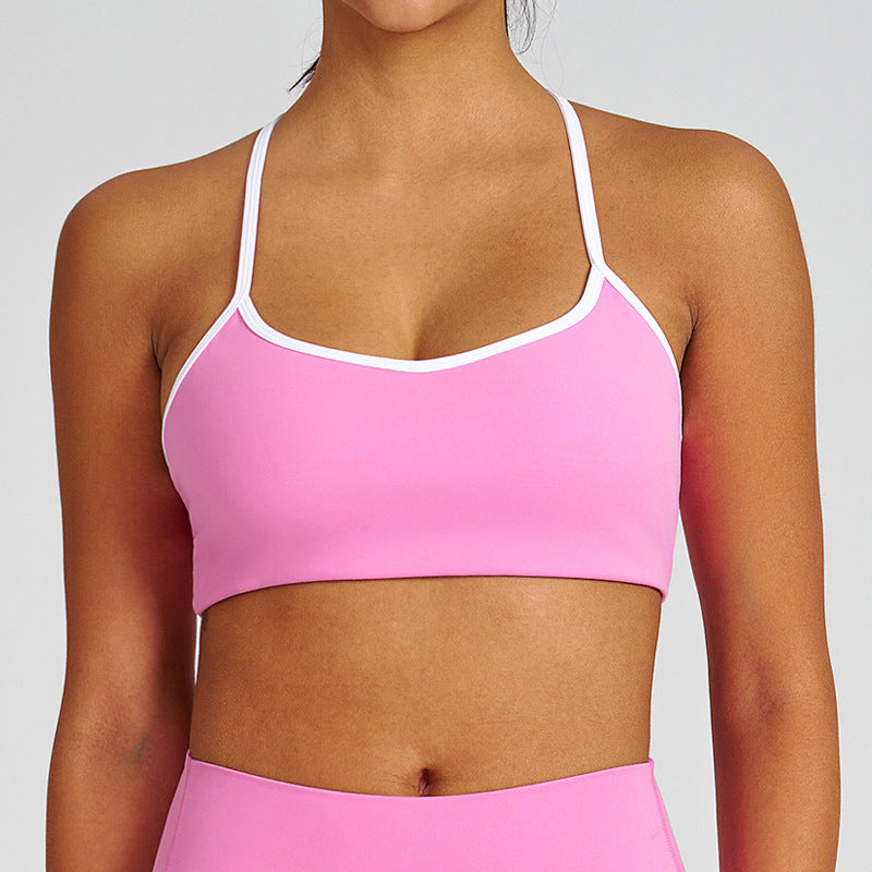 Dwuczęściowy zestaw odzieży sportowej z topem na ramiączkach i spodniami lub szortami