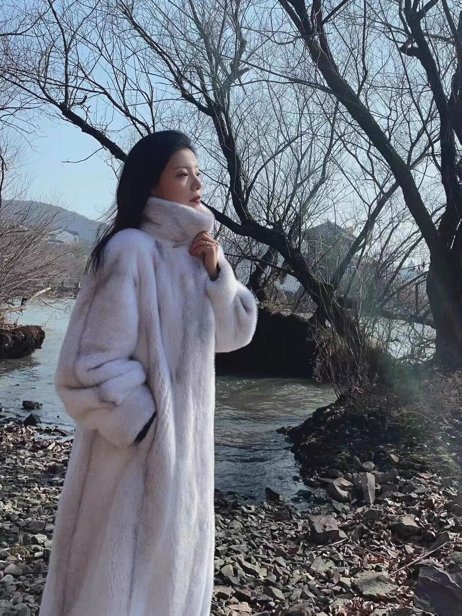 Długi płaszcz damski z wysokim kołnierzem