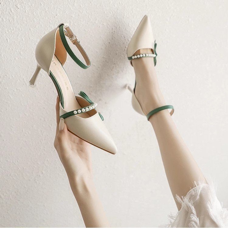 Czółenka z paskiem wokół kostki i spiczastym czubkiem