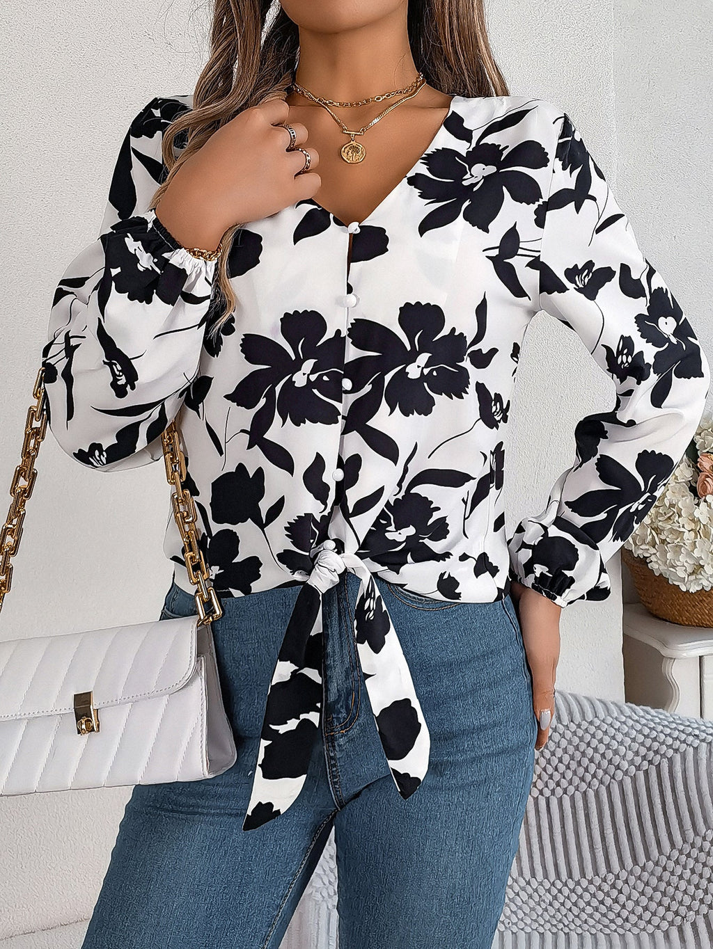 Bluzka z dekoltem w szpic i wiązaniem