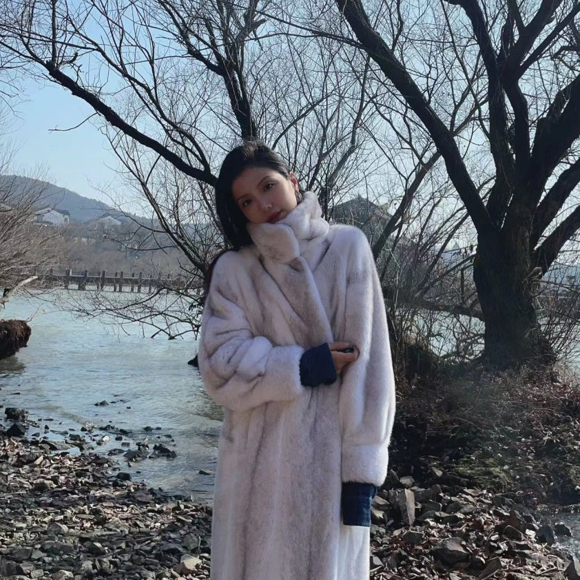 Długi płaszcz damski z wysokim kołnierzem