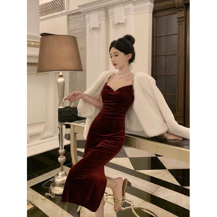 Długa sukienka z dekoltem w kształcie serca i wąskimi ramiączkami