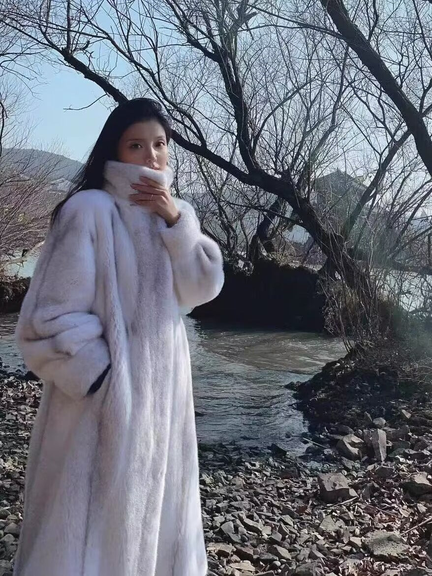 Długi płaszcz damski z wysokim kołnierzem