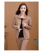 Dwuczęściowy zestaw składający się z kurtki zapinanej na zamek błyskawiczny i spodni