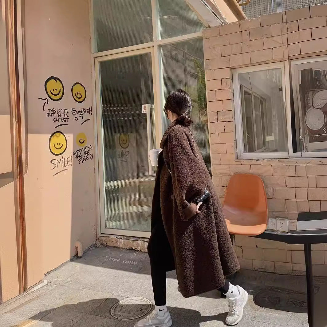 Długi płaszcz z kołnierzem z klapami i zapięciem na guziki