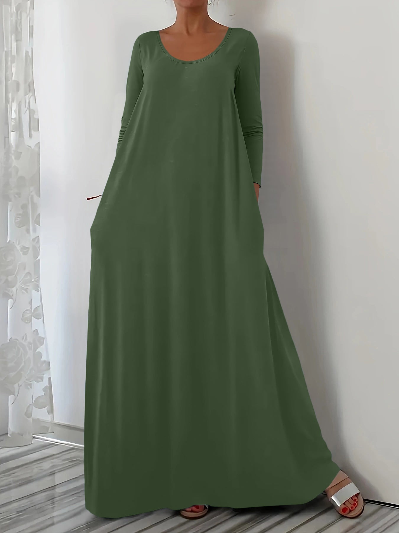 Długa sukienka z okrągłym dekoltem i długimi rękawami