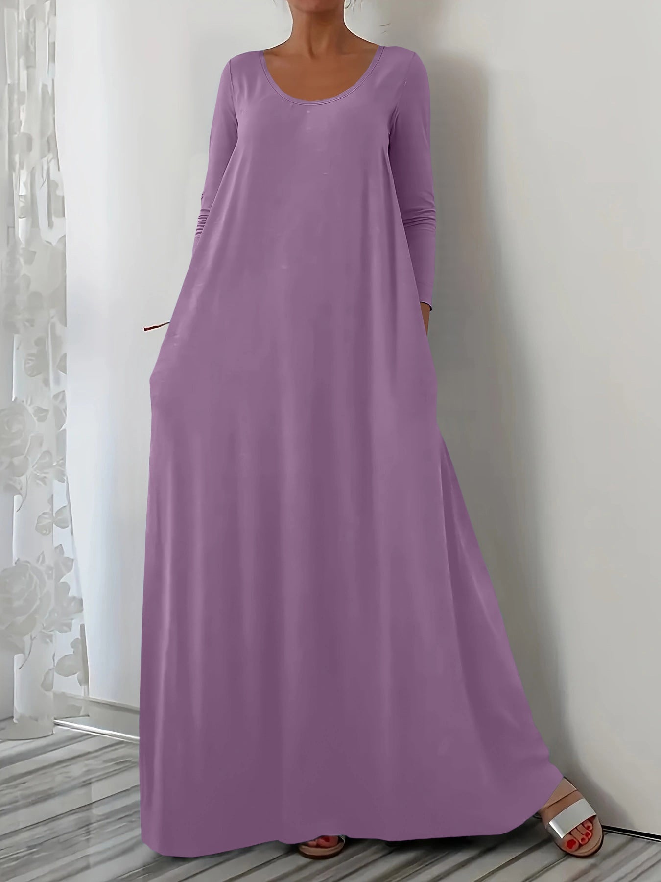 Długa sukienka z okrągłym dekoltem i długimi rękawami