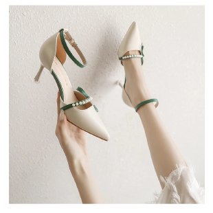 Czółenka z paskiem wokół kostki i spiczastym czubkiem