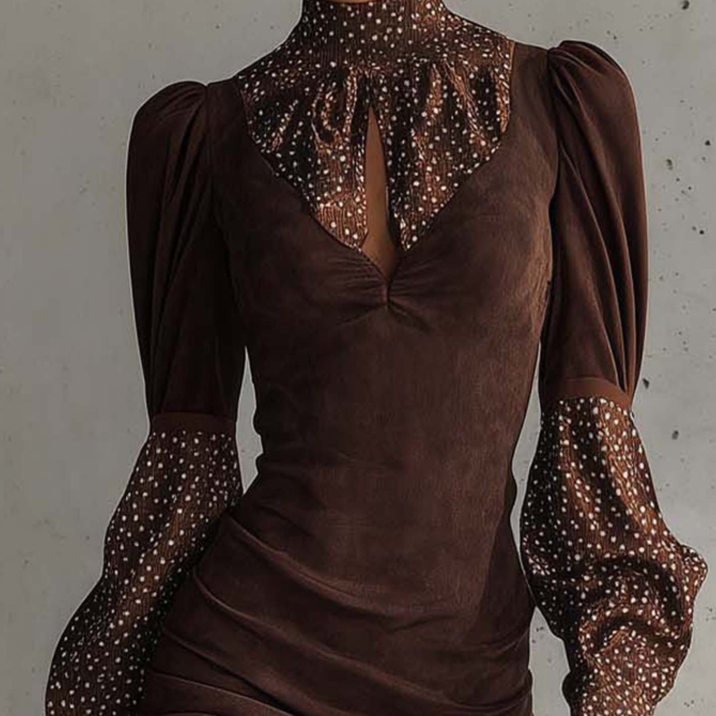 Krótka sukienka z wysokim kołnierzem i przezroczystymi rękawami