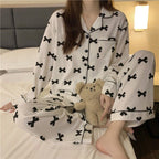 Dwuczęściowy zestaw piżamy z zapięciem na guziki i długimi rękawami