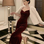 Długa sukienka z dekoltem w kształcie serca i wąskimi ramiączkami