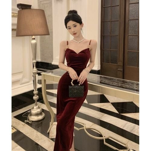 Długa sukienka z dekoltem w kształcie serca i wąskimi ramiączkami