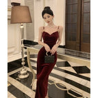 Długa sukienka z dekoltem w kształcie serca i wąskimi ramiączkami