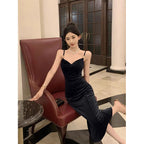 Długa sukienka z dekoltem w kształcie serca i wąskimi ramiączkami