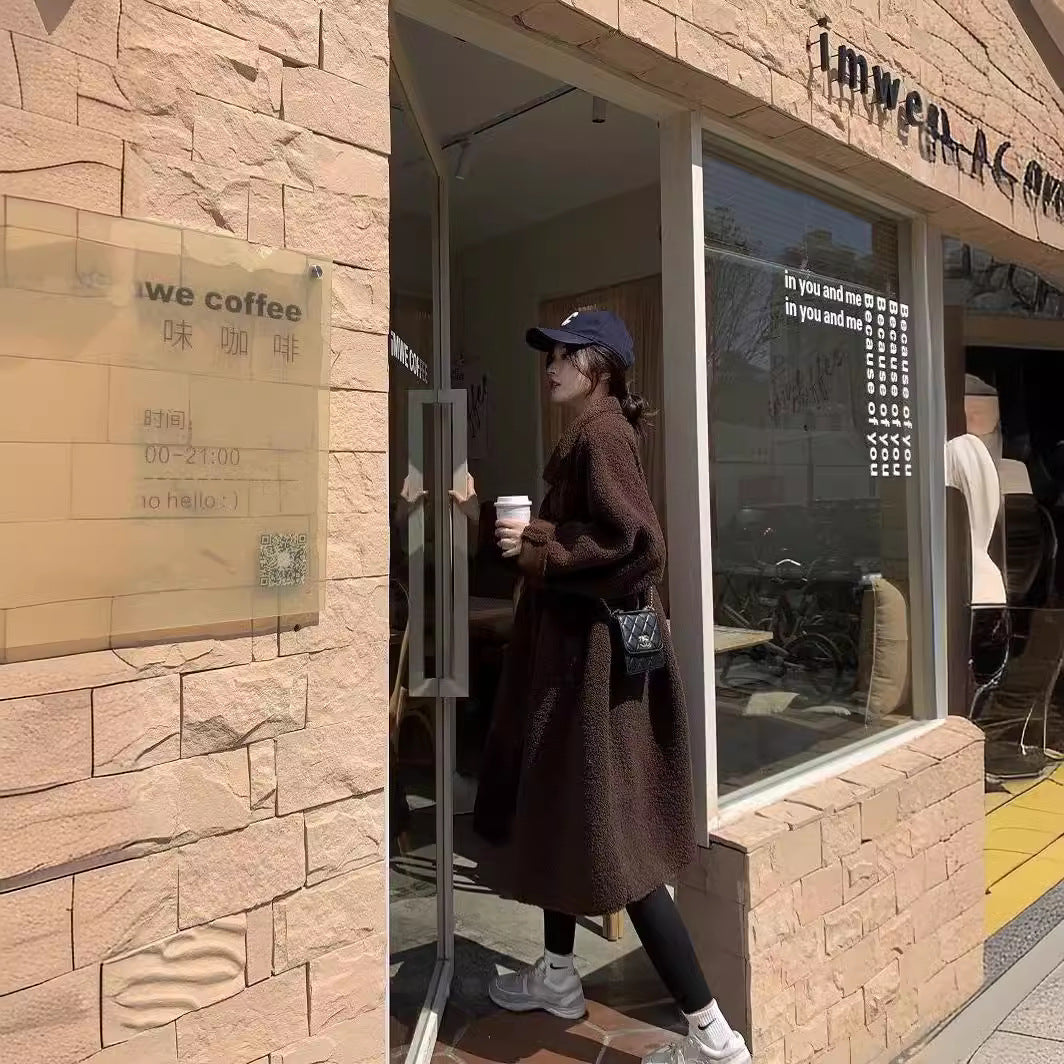 Długi płaszcz z kołnierzem z klapami i zapięciem na guziki