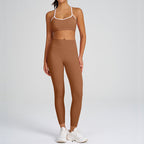 Dwuczęściowy zestaw odzieży sportowej z topem na ramiączkach i spodniami lub szortami