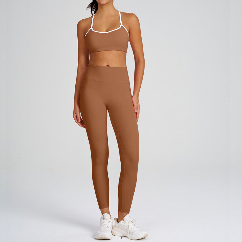 Dwuczęściowy zestaw odzieży sportowej z topem na ramiączkach i spodniami lub szortami