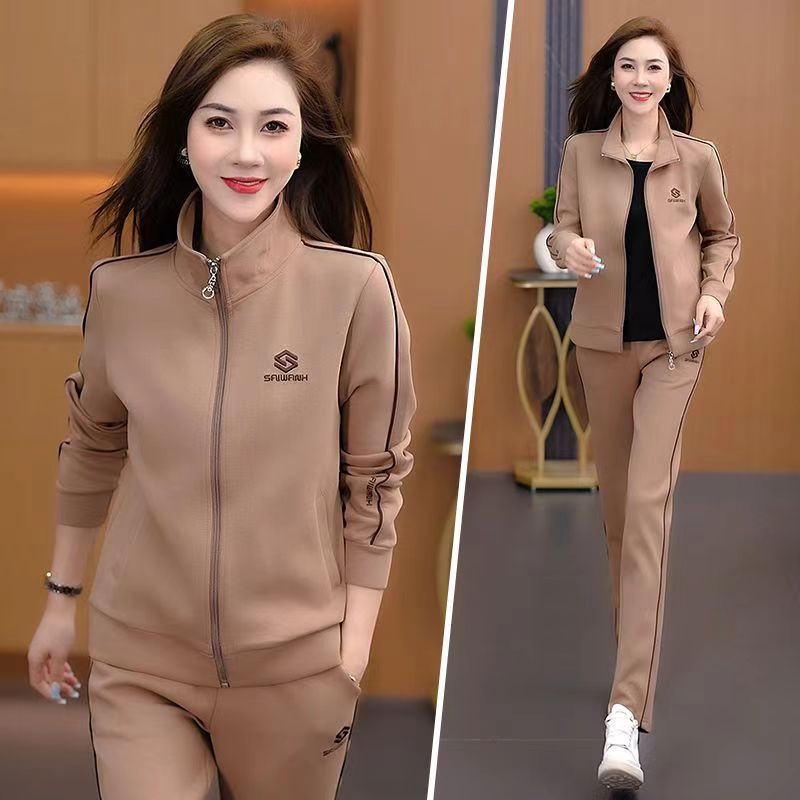 Dwuczęściowy zestaw składający się z kurtki zapinanej na zamek błyskawiczny i spodni