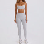 Dwuczęściowy zestaw odzieży sportowej z topem na ramiączkach i spodniami lub szortami