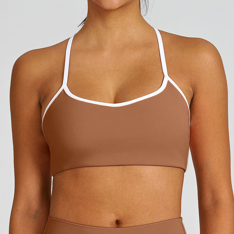 Dwuczęściowy zestaw odzieży sportowej z topem na ramiączkach i spodniami lub szortami